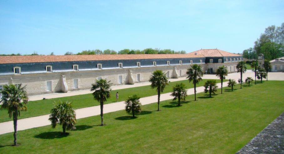 Le Petit Loft Des Thermes Рошфор Экстерьер фото